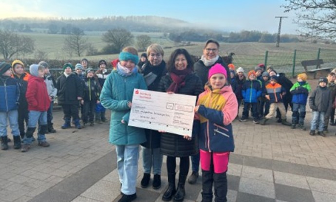 Spende 1000 € Grundschule Empfertshausen 